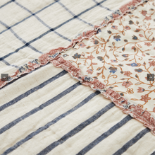 Load image into Gallery viewer, Kaila Luxury King Quilt 120Wx105Li