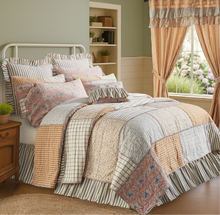 Load image into Gallery viewer, Kaila Luxury King Quilt 120Wx105Li