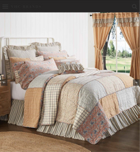 Load image into Gallery viewer, Kaila Luxury King Quilt 120Wx105Li